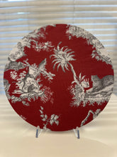 Carica l'immagine nel visualizzatore di Gallery, Sottopiatto tessuto Toilette de Jouy - Jungle Bordeaux(no anti macchia)