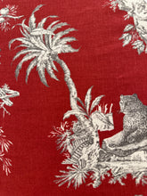 Carica l'immagine nel visualizzatore di Gallery, Sottopiatto tessuto Toilette de Jouy - Jungle Bordeaux(no anti macchia)