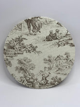 Carica l&#39;immagine nel visualizzatore di Gallery, Sottopiatto tessuto Toile de Jouy - Marrone
