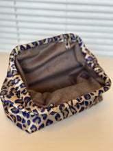 Carica l&#39;immagine nel visualizzatore di Gallery, Pochette Clack- Animalier Blu
