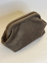 Carica l&#39;immagine nel visualizzatore di Gallery, Pochette Clack - Velluto tortora
